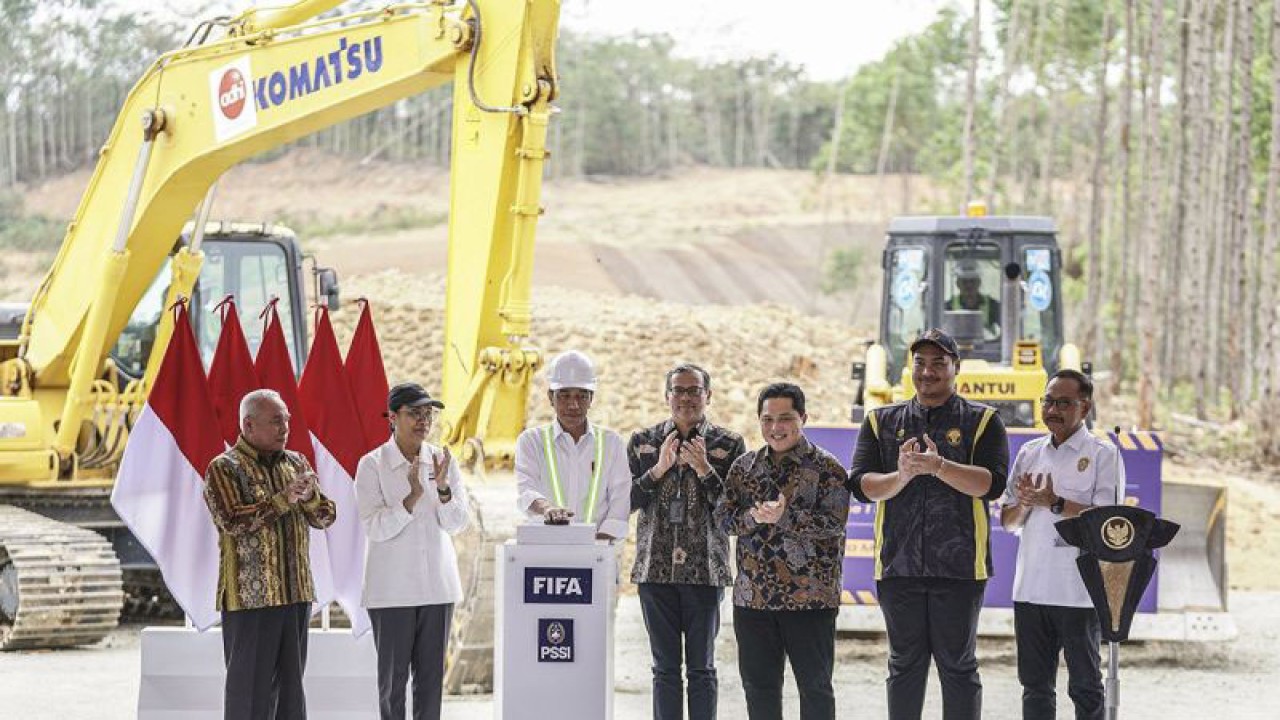 Presiden Joko Widodo (ketiga kiri) menekan tombol didampingi (dari kiri) Gubernur Kalimantan Timur Isran Noor, Menteri Keuangan Sri Mulyani, Direktur Regional Asia Oceania FIFA Sanjeevan C Balasingam, Ketum PSSI Erick Thohir, Menpora Dito Ariotedjo dan Kepala Otorita IKN Bambang Susantono saat Groundbreaking National Training Center di Ibu Kota Nusantara (IKN), Penajam Paser Utara, Kalimantan Timur, Jumat (22/9/2023). ANTARA FOTO/Dhemas Reviyanto/YU/am.