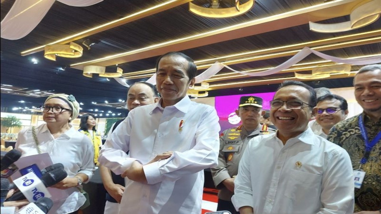 Presiden RI Joko Widodo (Jokowi) saat menyampaikan keterangan kepada wartawan di Media Center JCC, Senayan, Jakarta, terkait persiapan venue KTT ASEAN 2023, Jumat (1/9/2023). (ANTARA/Andi Firdaus)