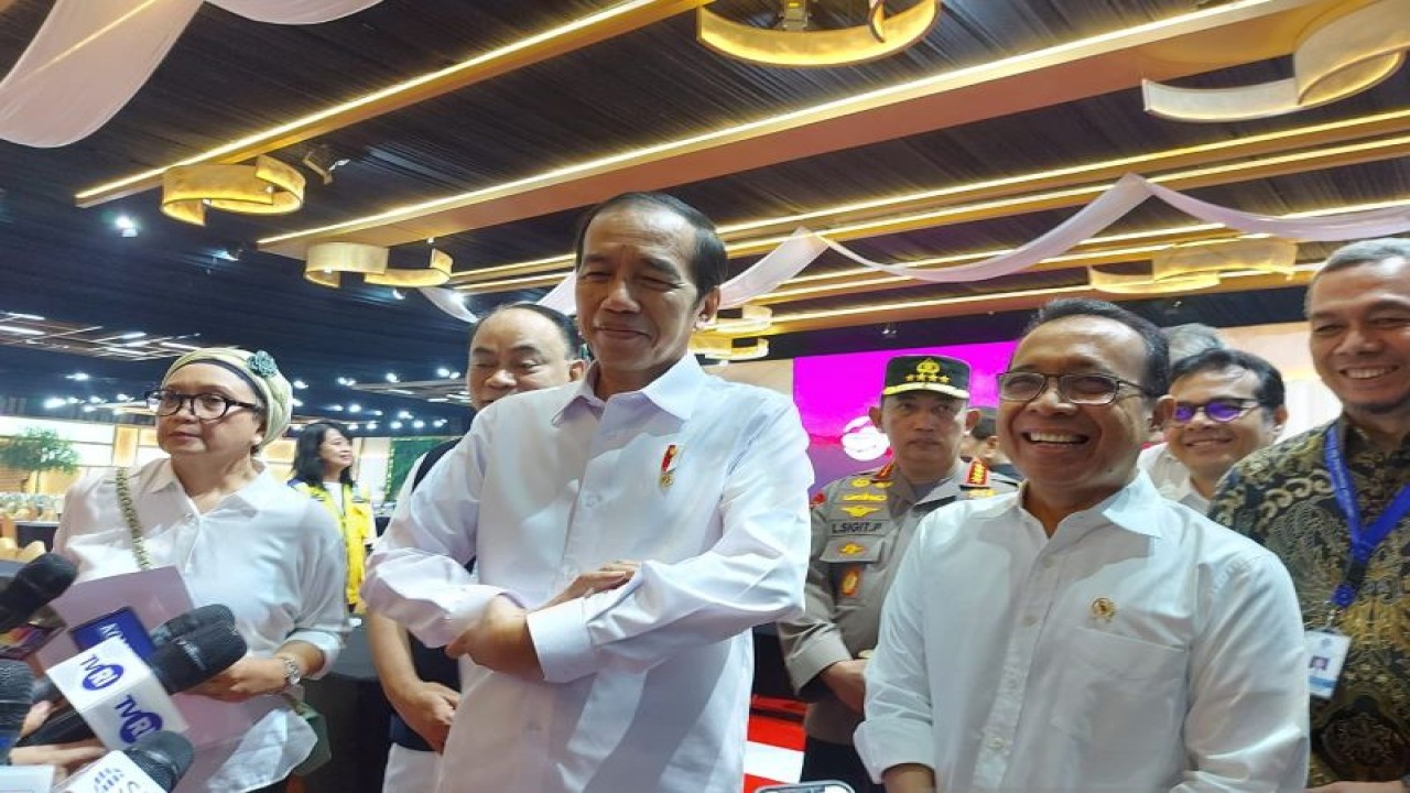 Menteri Luar Negeri Retno Marsudi (pertama kiri) mendampingi Presiden Joko Widodo (ketiga kiri) ketika mengecek lokasi penyelenggaraan KTT ke-43 ASEAN di Jakarta Convention Center, Senayan, pada Jumat (1/9/2023). (ANTARA/Andi Firdaus)