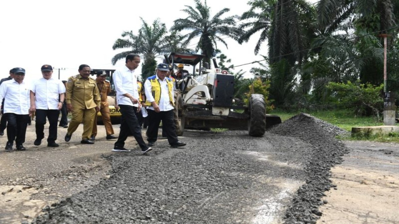Presiden Jokowi saat memantau kondisi jalan di Provinsi Bengkulu. ANTARA/HO-Biro Pers Media dan Informasi Sekretariat Presiden