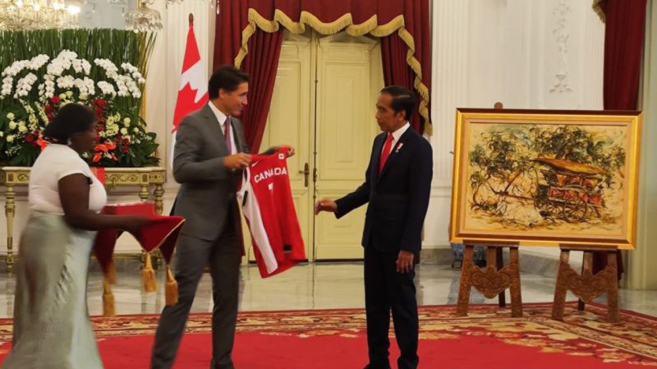 Presiden Joko Widodo bertukar cendera mata dengan PM Kanada Justin Trudeau di Istana Kepresidenan Jakarta, Selasa (5/9/2023). ANTARA/Rangga Pandu