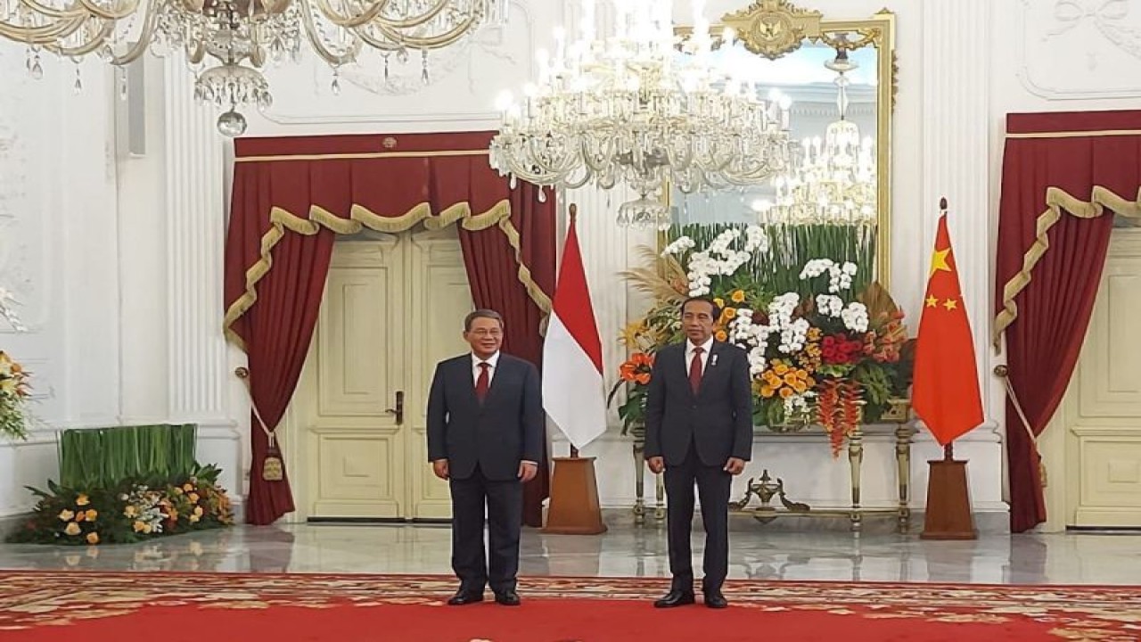 Presiden RI Joko Widodo menggelar pertemuan bilateral dengan Perdana Menteri China Li Qiang di Istana Kepresidenan Jakarta, Jumat (8/9/2023). (ANTARA/Mentari Dwi Gayati)