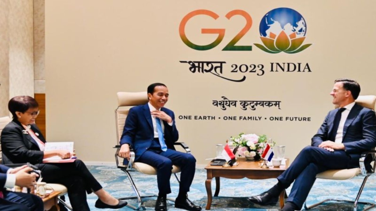 Presiden Joko Widodo (tengah) bertemu dengan Perdana Menteri Belanda Mark Rutte (kanan) di sela-sela KTT G20 di New Delhi, India, pada Sabtu (9/9/2023). ANTARA/Biro Pers, Media, dan Informasi Sekretariat Presiden RI