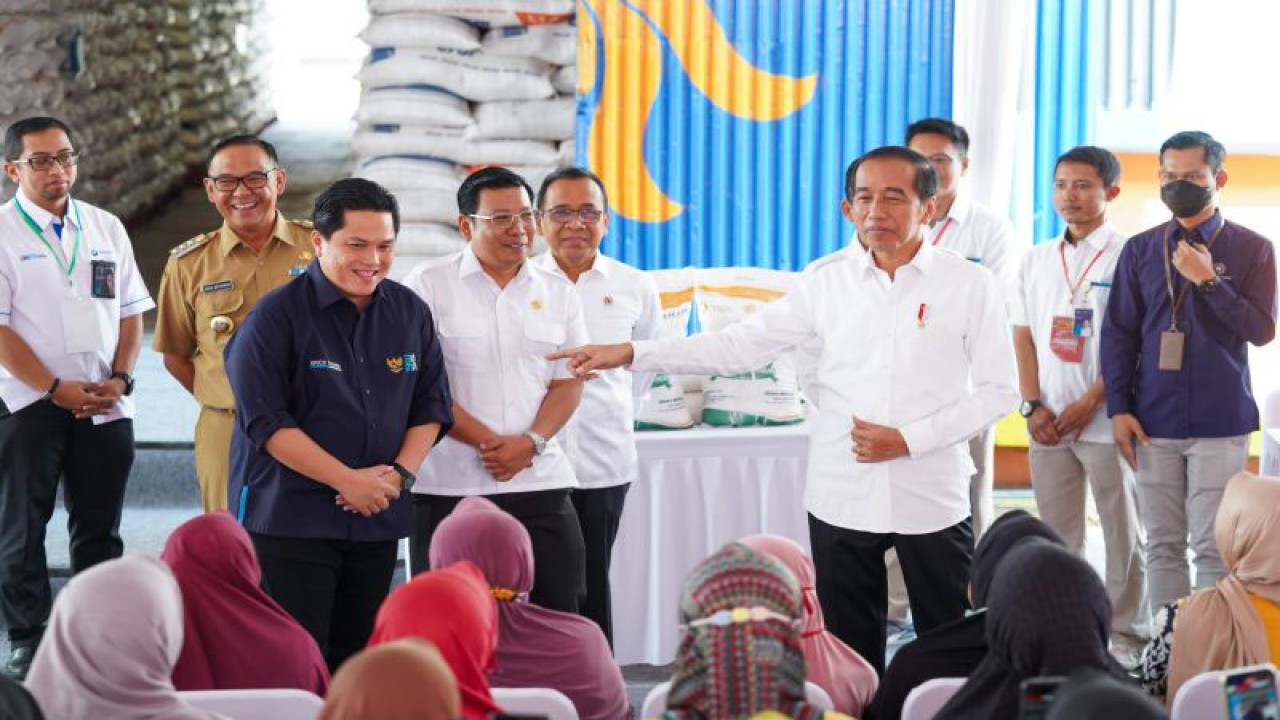 Menteri Badan Usaha Milik Negara (BUMN) Erick Thohir mendampingi Presiden Joko Widodo (Jokowi) mengecek stok beras di Gudang Bulog Dramaga, Kabupaten Bogor, Jawa Barat, Senin (11/9/2023). ANTARA/HO-Kementerian BUMN.