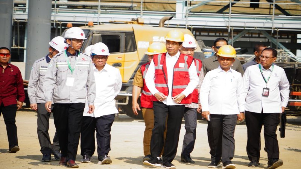 Menteri Investasi/Kepala BKPM Bahlil Lahadalia (kedua kanan) mendampingi Presiden Joko Widodo (ketiga kanan) di proyek pabrik petrokimia PT Lotte Chemical Indonesia di Jakarta, Selasa (12/9/2023). (ANTARA/HO Kementerian Investasi/BKPM)