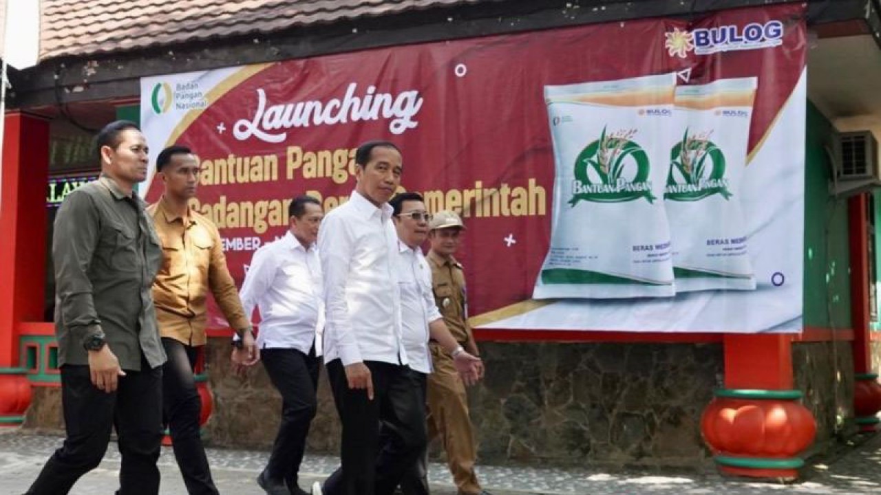 Kepala Badan Pangan Nasional (Bapanas) Arief Prasetyo Adi saat mendampingi Presiden Joko Widodo meninjau penyaluran bantuan pangan Cadangan Beras Pemerintah (CBP) untuk bantuan pangan di Kantor Kecamatan Jombang, Cilegon, Banten, Selasa (12/9/2023). ANTARA/HO-Bapanas.