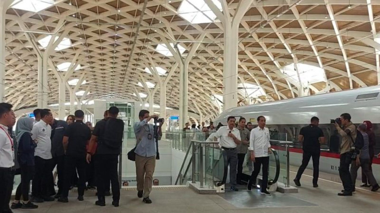 Presiden RI Joko Widodo melakukan uji coba operasional kereta api (KA) cepat relasi Jakarta-Bandung dari Stasiun KCJB Halim, Jakarta, Rabu (13/9/2023) (ANTARA/Mentari Dwi Gayati)