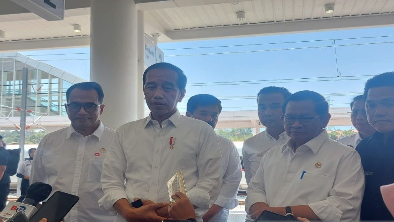 Presiden Joko Widodo memberikan keterangan di sela uji coba kereta cepat Jakarta-Bandung, Padalarang, Bandung Barat, Jawa Barat, Selasa (13/9/2023). (ANTARA/Mentari Dwi Gayati)