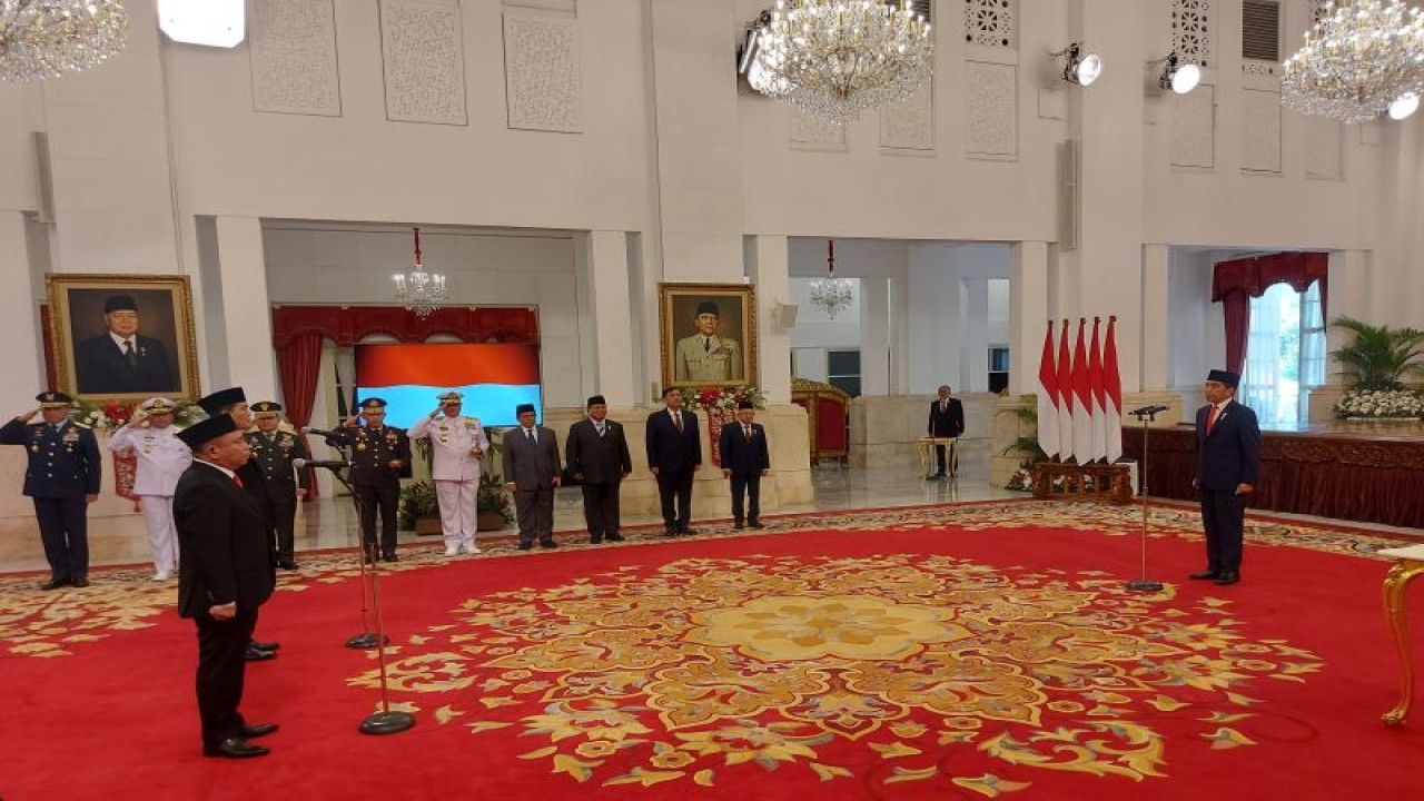 Presiden RI Joko Widodo melantik Laksdya TNI Irvansyah sebagai Kepala Badan Keamanan Laut (Bakamla) RI di Istana Negara, Jakarta, Rabu (13/9/2023). ANTARA/Andi Firdaus
