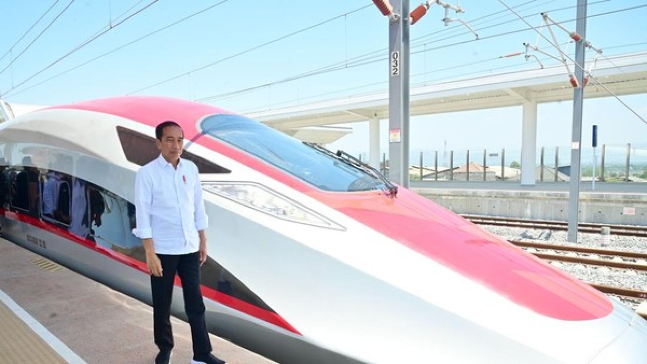 Presiden Jokowi dan Kereta Cepat Jakarta-Bandung.