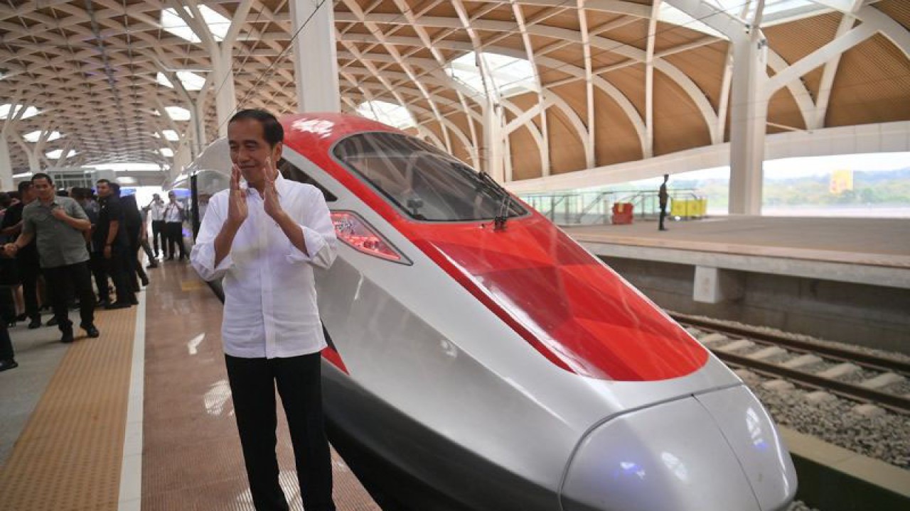 Presiden Joko Widodo berdiri di samping Kereta Cepat Jakarta-Bandung di Stasiun Halim, Jakarta, Rabu (13/9/2023). ANTARA FOTO/Akbar Nugroho Gumay/aa. (ANTARA FOTO/AKBAR NUGROHO GUMAY)