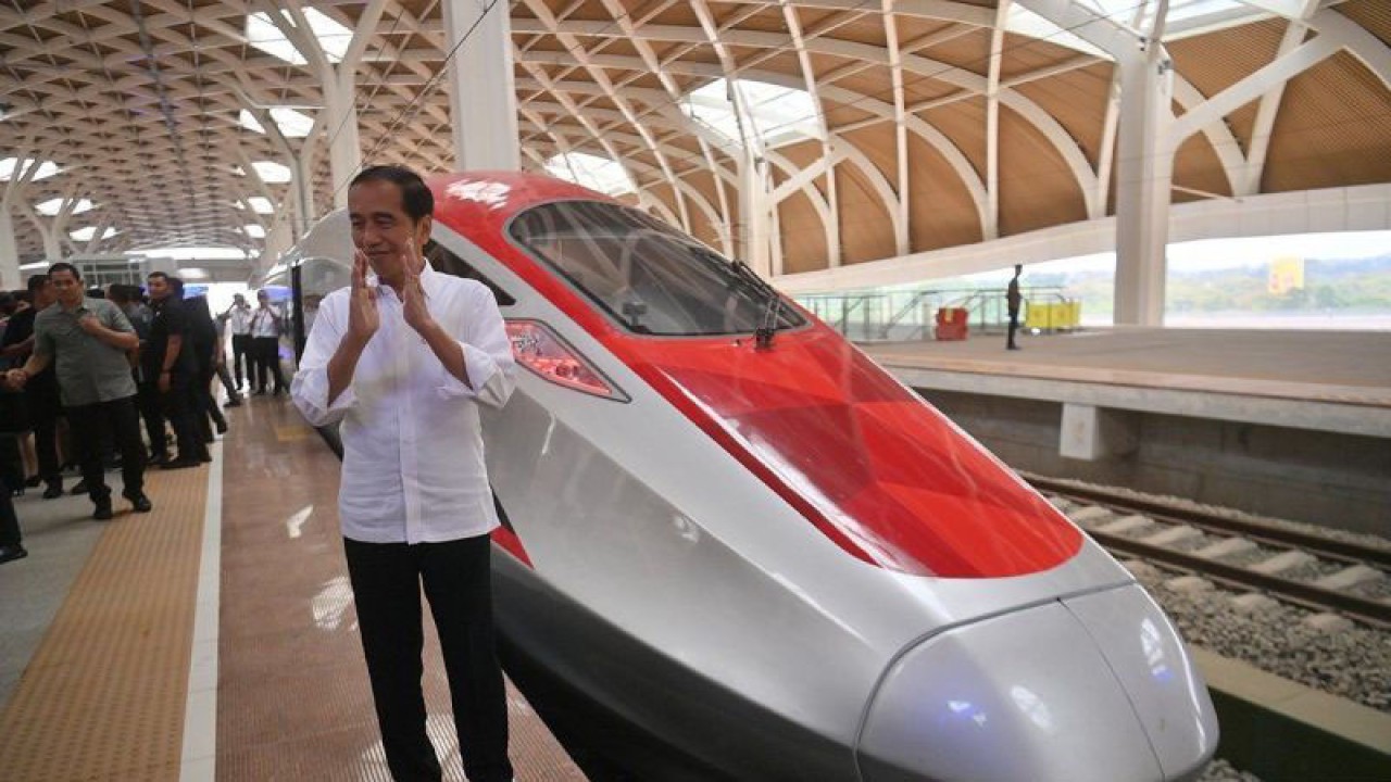 Presiden Joko Widodo berdiri di samping Kereta Cepat Jakarta-Bandung di Stasiun Halim, Jakarta, Rabu (13/9/2023). ANTARA FOTO/Akbar Nugroho Gumay/aa. (ANTARA FOTO/AKBAR NUGROHO GUMAY)