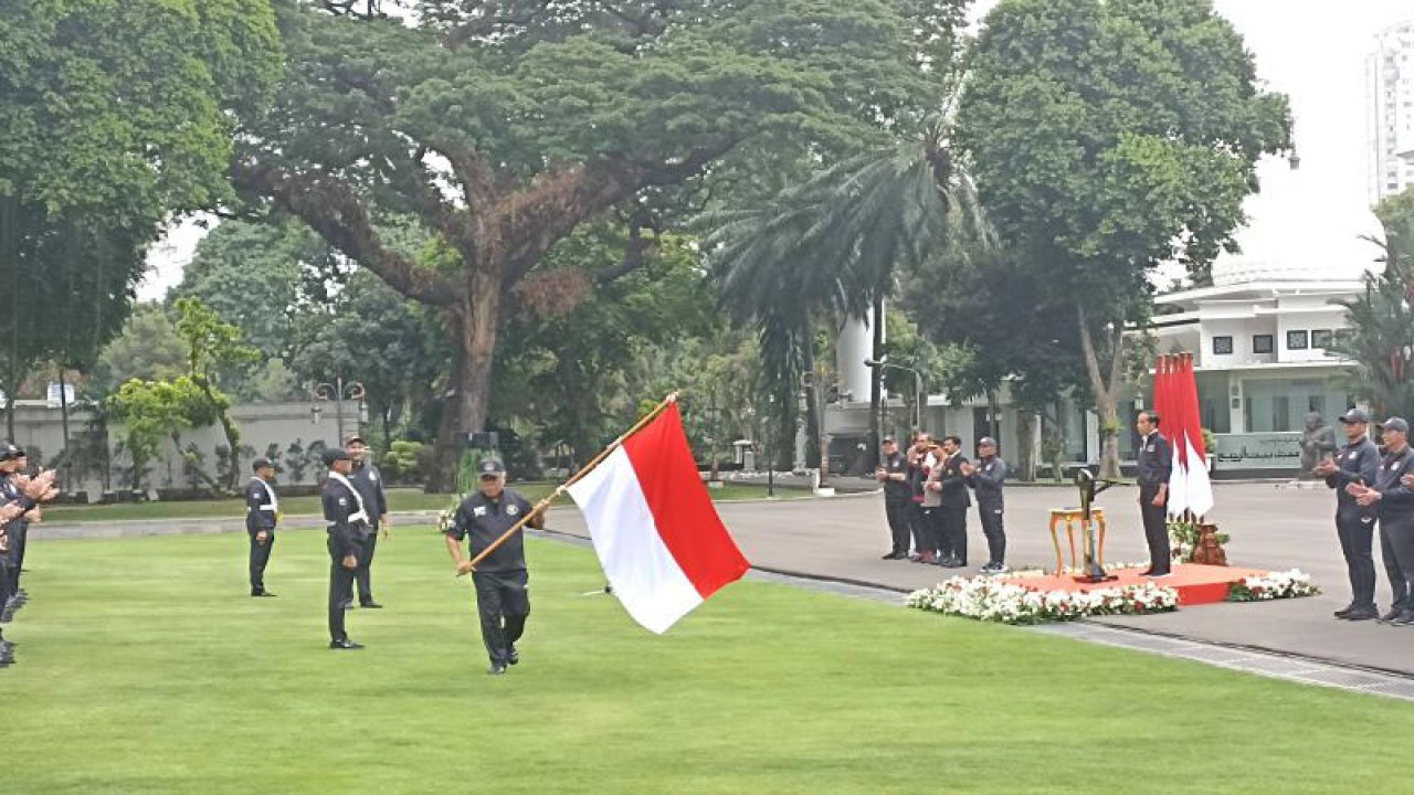 Presiden RI Joko Widodo (Jokowi) resmi melepas sebanyak 576 kontingen Asian Games 2022 Hangzhou, China, di Istana Merdeka, Jakarta  Selasa (19/9/2023). (ANTARA/Indra Arief Pribadi)