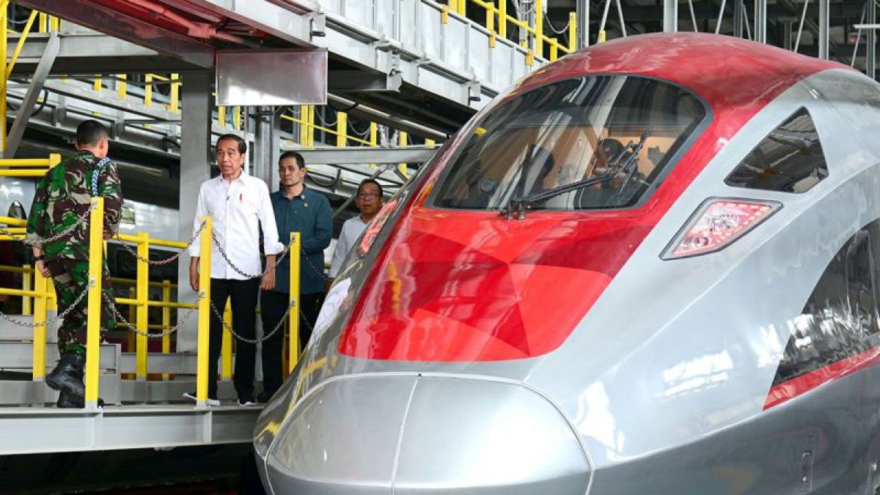Presiden Joko Widodo saat melakukan peninjauan pada proyek Kereta Cepat Jakarta-Bandung (KCJB) di Depo Kereta Cepat di Tegalluar, Kabupaten Bandung, Jawa Barat, Selasa (19/9/2023). ANTARA/HO-Biro Pers Sekretariat Presiden-Muchlis Jr/pri.