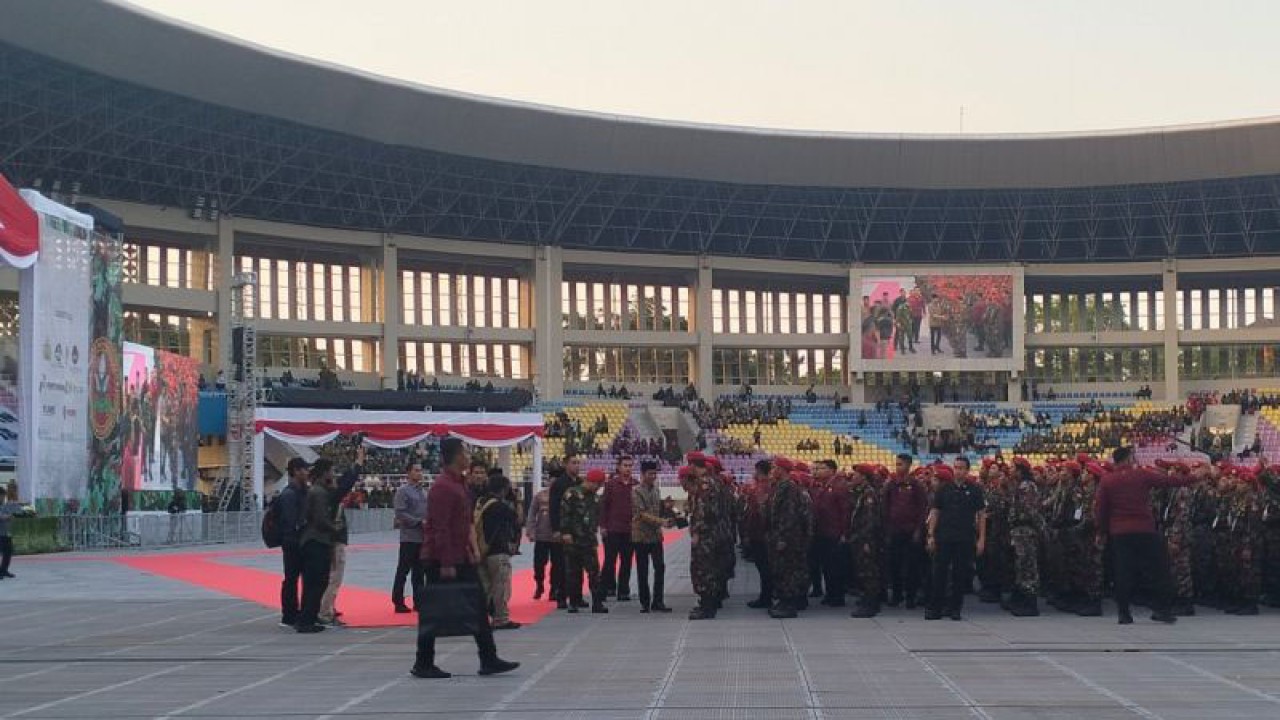 Presiden Jokowi menyalami pasukan KOKAM di Stadion Manahan Solo, Jawa Tengah, Rabu (20/9/2023). ANTARA/Aris Wasita