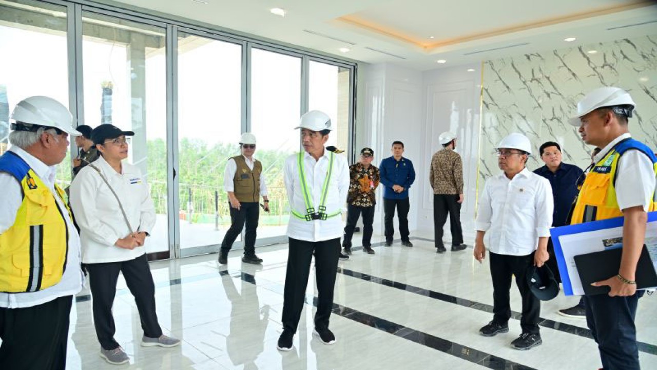 Presiden Joko Widodo meninjau pembangunan rumah tapak menteri di Ibu Kota Nusantara, Kalimantan Timur, Jumat (22/9/2023). ANTARA/HO-Biro Pers Sekretariat Presiden