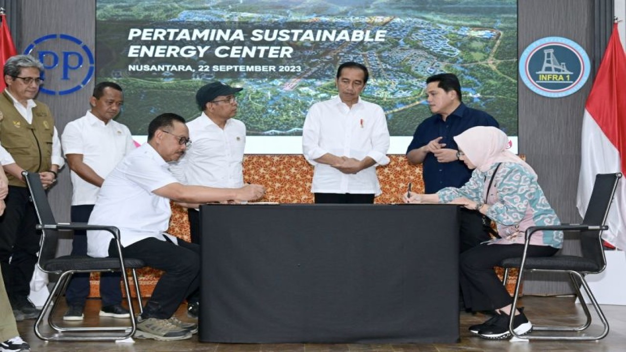 Presiden RI Joko Widodo (Jokowi) menyaksikan penandatangan nota kesepahaman pembangunan Sustainable Energy Center yang dilakukan Kepala Otorita IKN Bambang Susantono dengan Direktur Utama Pertamina Nicke Widyawati di Kabupaten Penajam Paser Utara, Provinsi Kalimantan Timur, Jumat (21/9/2023). (ANTARA/HO-Sekretariat Presiden)