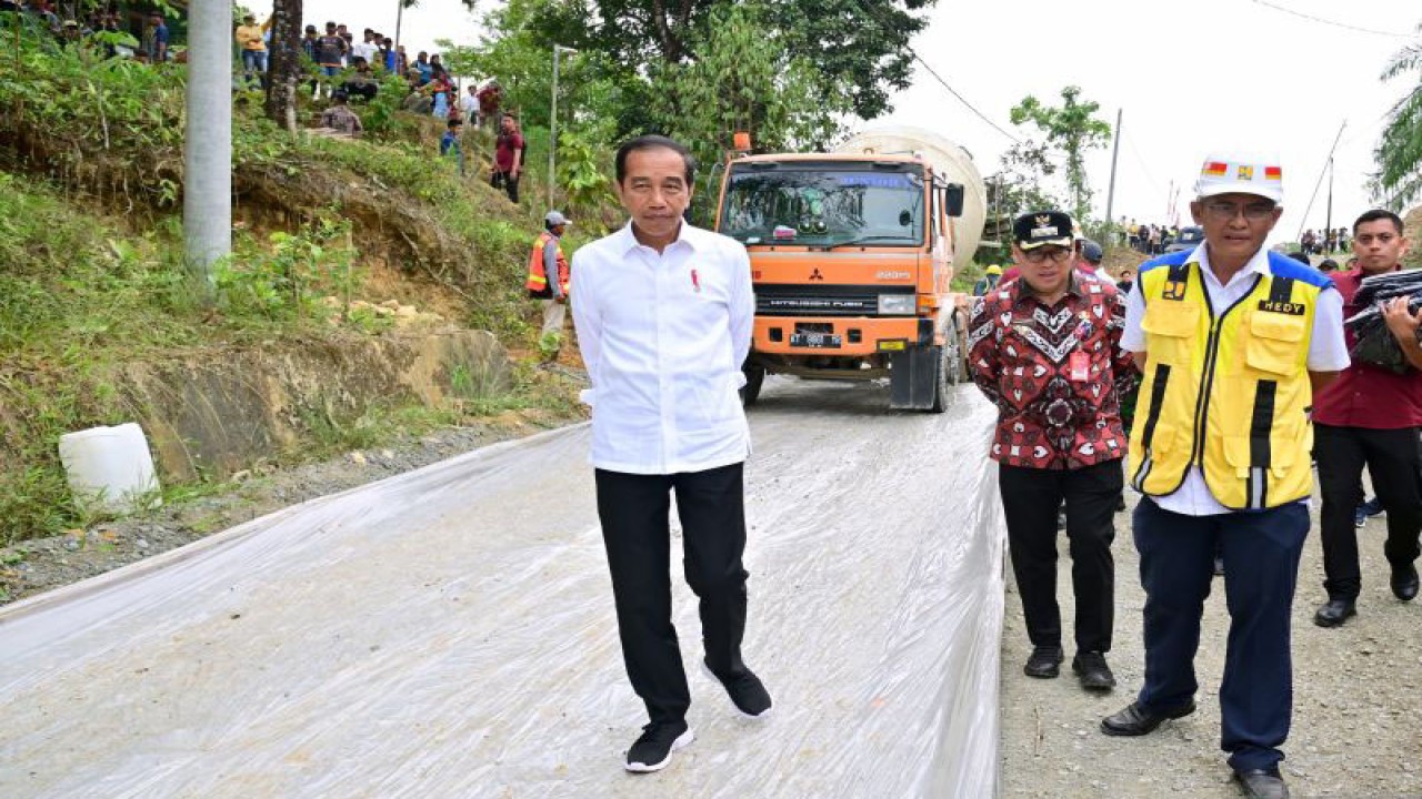Presiden Joko Widodo (Jokowi) meninjau progres realisasi perbaikan jalan daerah di Desa Agro Mulyo, Kecamatan Sepaku, Kabupaten Penajam Paser Utara, Sabtu (23/9/2023). ANTARA/HO-Biro Pers Sekretariat Presiden