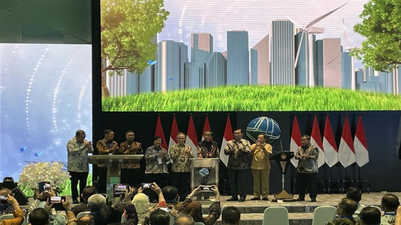Presiden Joko Widodo (Jokowi) didampingi menteri dan pejabat terkait meluncurkan secara resmi Bursa Karbon Indonesia di Bursa Efek Indonesia, Jakarta, Selasa (26/9/2023). ANTARA/Yashinta Difa