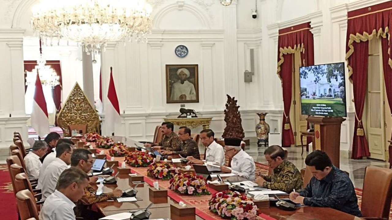 Presiden Jokowi memimpin rapat terbatas mengenai Integrasi Moda Transportasi Publik di Istana Merdeka, Jakarta, Rabu (27/9/2023). (ANTARA/Indra Arief Pribadi)