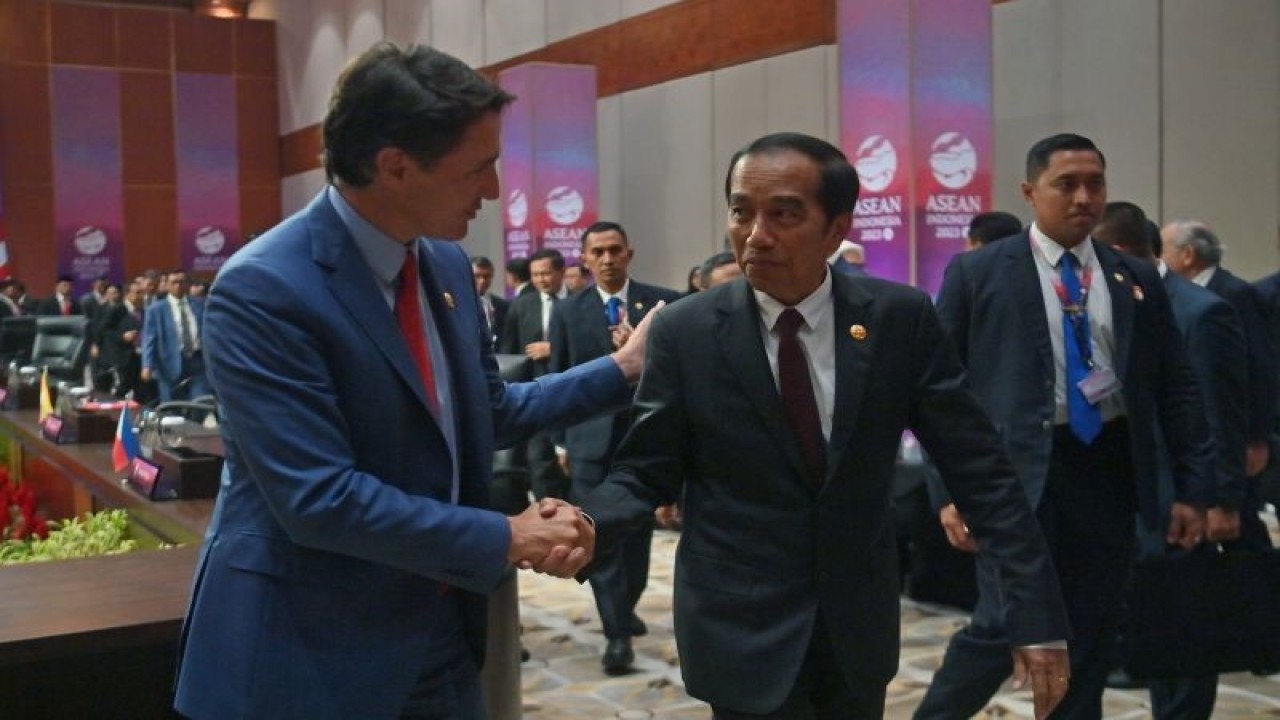 Presiden Joko Widodo bersalaman dengan Perdana Menteri Kanada Justin Trudeau usai KTT ASEAN-Kanada di Jakarta, Rabu (6/9/2023). ANTARA FOTO/Media Center KTT ASEAN 2023/Akbar Nugroho Gumay/foc. (ANTARA FOTO/AKBAR NUGROHO GUMAY)