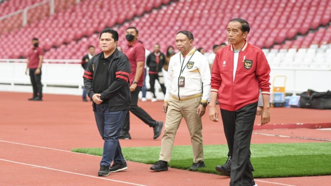 Presiden Joko Widodo (kanan) didampingi Ketua Umum PSSI Erick Thohir (kiri) dan Wakil Ketua Umum PSSI Zainudin Amali (tengah) berjalan untuk menemui pemain Timnas U-20 di Stadion Utama Gelora Bung Karno, Jakarta, Sabtu (1/4/2023). ANTARA FOTO/Hafidz Mubarak A/hp.
