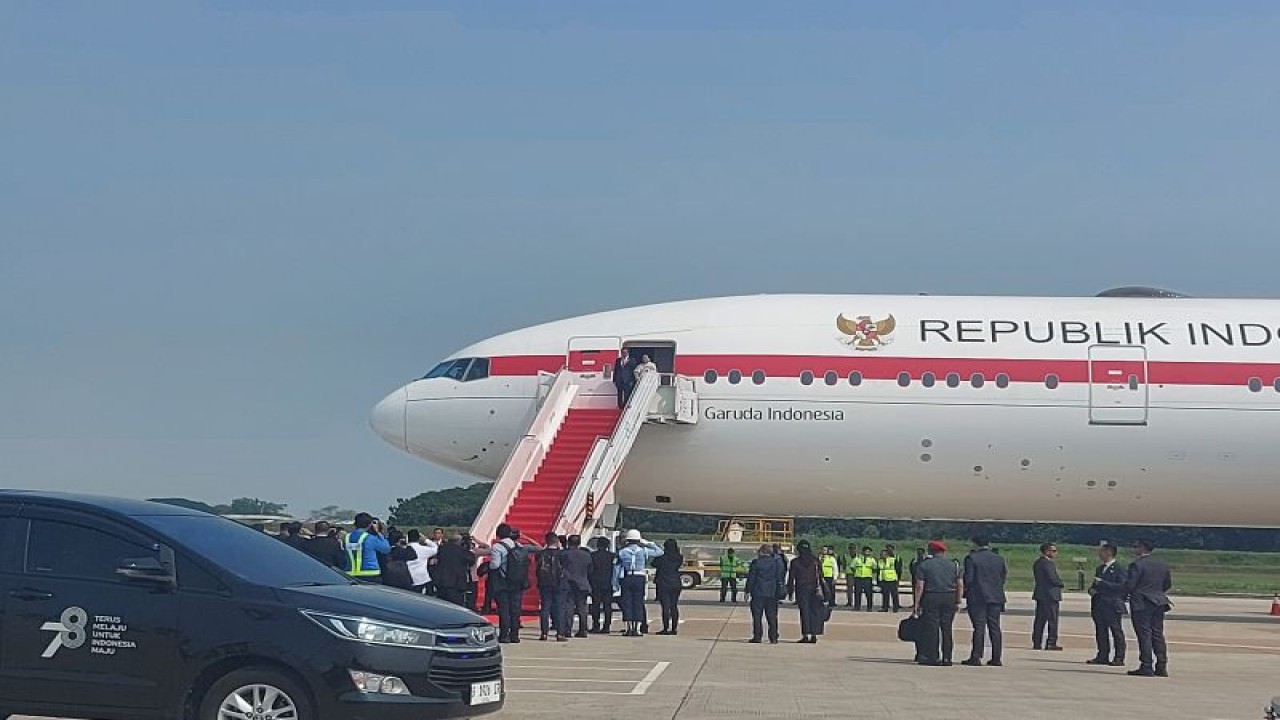 Presiden RI Joko Widodo dan Ibu Negara Iriana Joko Widodo bersiap lepas landas ke India dari Bandara Internasional Soekarno Hatta, Tangerang, Banten (8/9/2023). (ANTARA/Mentari Dwi Gayati)