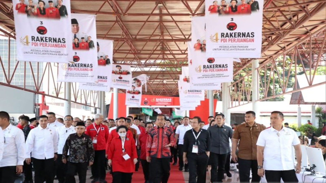 Presiden Jokowi bersama Ketua Umum DPP PDI Perjuangan Megawati hadir di acara Rakernas Ke-IV PDIP, di Jakarta, Jumat (29/9/2023). ANTARA/HO-PDIP
