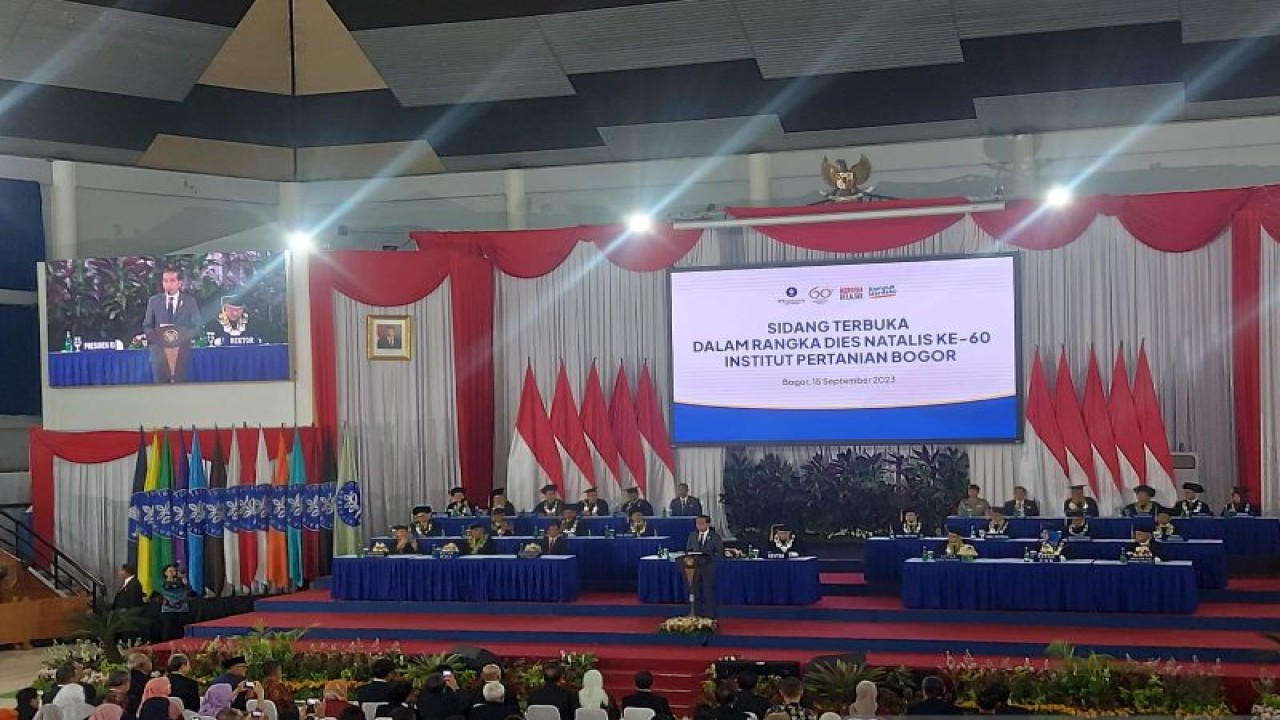 Presiden Joko Widodo saat menyampaikan orasi di Sidang Terbuka IPB University dalam rangka Dies Natalis ke-60 di Kampus IPB Dramaga, Kabupaten Bogor, Jawa Barat, Jumat (15/9/2023). (FOTO ANTARA/Andi Firdaus)