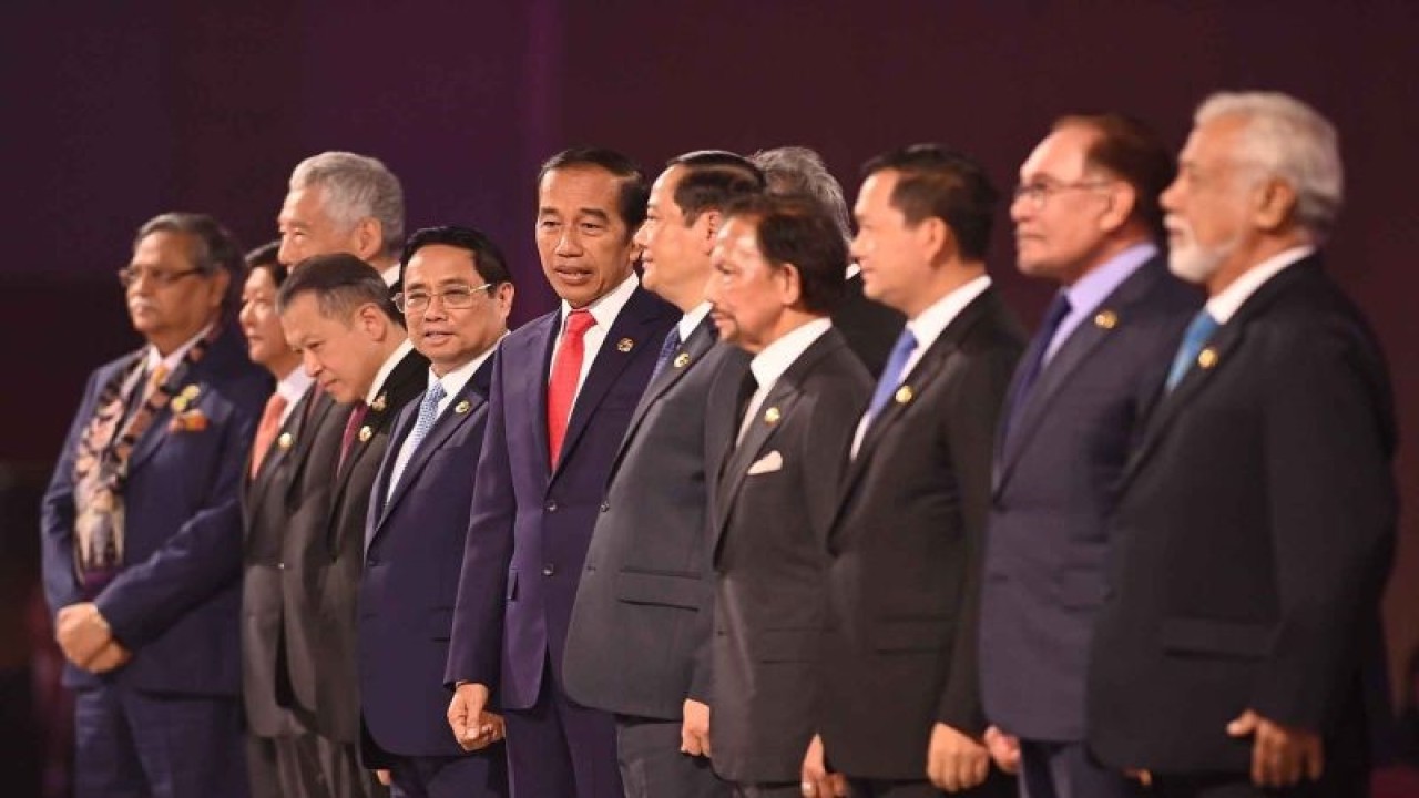 Presiden Joko Widodo (keenam kanan) berfoto bersama (dari kiri) Presiden Bangladesh Mohammed Shahabuddin, Presiden Filipina Ferdinand Romualdez Marcos Jr, Perdana Menteri Singapura Lee Hsien Loong, Permanent Secretary of Foreign Thailand Sarun Charoensuwan, Perdana Menteri Vietnam Pham Minh Chinh, Perdana Menteri Laos Sonexay Siphandone, Sultan Brunei Darussalam Hassanal Bolkiah, Perdana Menteri Kamboja Hun Manet, Perdana Menteri Malaysia Anwar Ibrahim, dan Perdana Menteri Timor Leste Xanana Gusmao saat pembukaan KTT ke-43 ASEAN 2023 di Jakarta, Selasa (5/9/2023). ANTARA FOTO/Media Center KTT ASEAN 2023/Zabur Karuru/nym.