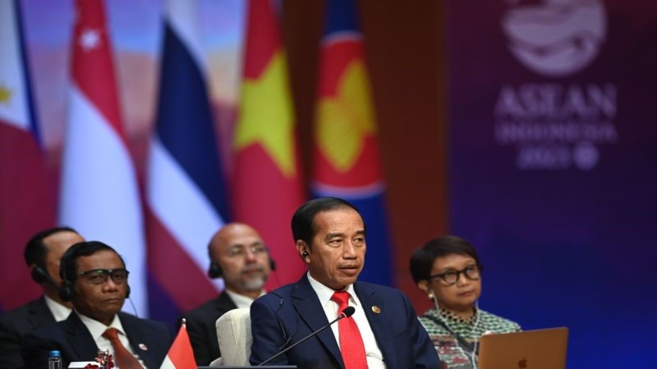 Presiden RI Joko Widodo didampingi Menlu Retno Marsudi (kanan) dan Menko Polhukam Mahfud MD menyampaikan pandangan saat Sesi Retreat KTT ke-43 ASEAN di Jakarta Convention Center, Jakarta, Selasa (5/9/2023). MEDIA CENTER KTT ASEAN 2023/M Agung Rajasa/pras. (ANTARA FOTO/M Agung Rajasa)
