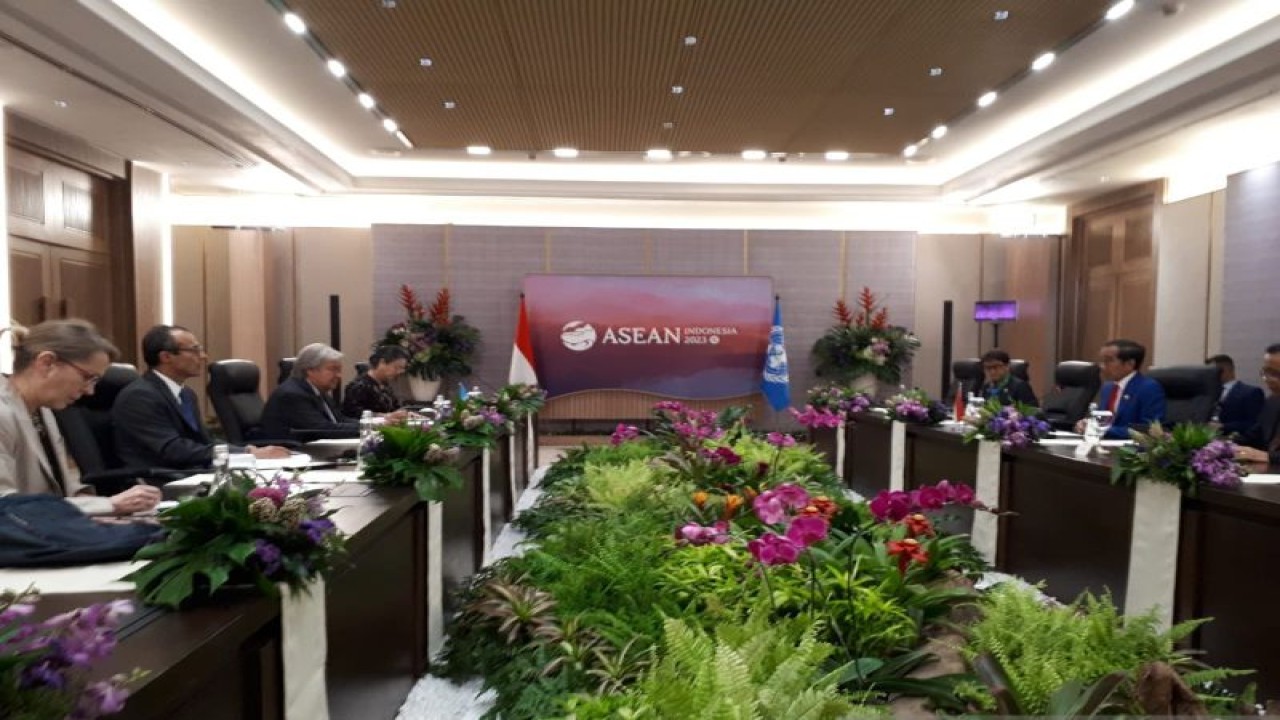 Presiden RI Joko Widodo mengadakan pertemuan bilateral dengan Sekretaris Jenderal PBB Antonio Guterres pada rangkaian kegiatan KTT ke-43 ASEAN di Jakarta, Kamis (7/9/2023). ANTARA/Dokumentasi Pribadi