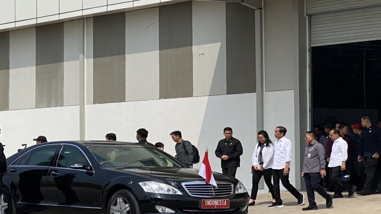 Presiden Joko Widodo meninjau Depo Kereta Cepat Tegalluar di Kabupaten Bandung, Jawa Barat, Selasa (19/9/2023). ANTARA/Rubby Jovan (ANTARA/Rubby Jovan)