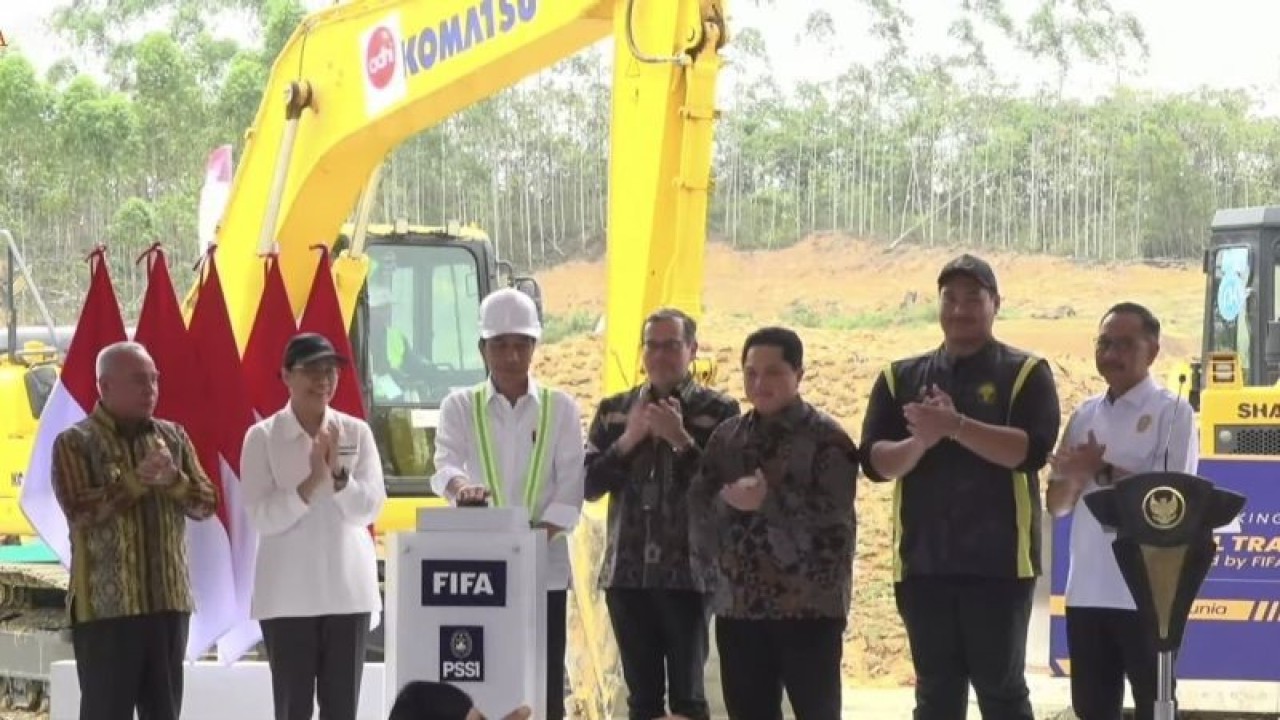 Tangkapan layar - Presiden RI Joko Widodo memencet tombol sirine tanda pelaksanaan groundbreaking National Training Center Ibu Kota Nusantara (IKN) di Kabupaten Penajam Paser Utara, Provinsi Kalimantan Timur, Jumat (22/9/2023). (ANTARA/Andi Firdaus).