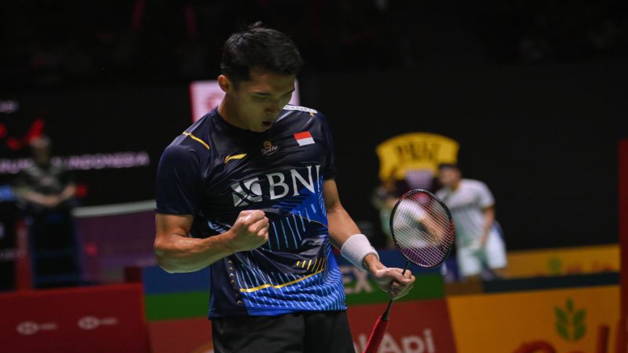 Ilustrasi - Pebulu tangkis tunggal putra Indonesia Jonatan Christie berselebrasi usai mengalahkan tunggal putra Jepang, Kanta Tsuneyama dalam pertandingan babak pertama (32 besar) turnamen Indonesia Open 2023 di Istora Senayan, Jakarta, Rabu (14/6/2023). ANTARA FOTO/Aditya Pradana Putra/hp.