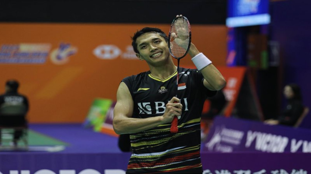Tunggal putra Jonatan Christie berpose usai lolos dari babak 16 besar Hong Kong Open 2023 dan melaju ke perempat final pada Jumat. (ANTARA/HO-PP PBSI)