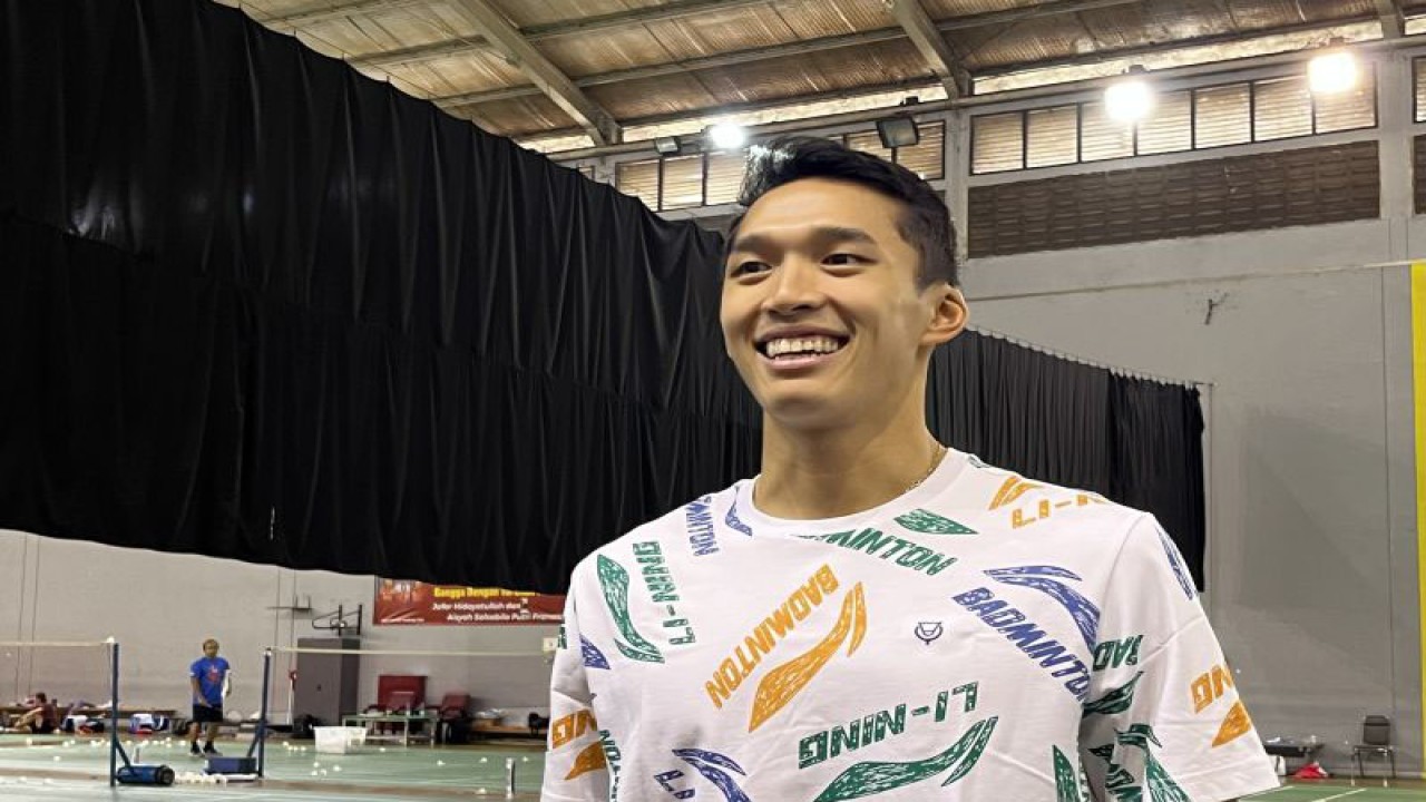 Atlet bulu tangkis tunggal putra Jonatan Christie saat ditemui di Pelatnas PBSI Cipayung, Jakarta, Rabu (20/9/2023). (ANTARA/Arnidhya Nur Zhafira)