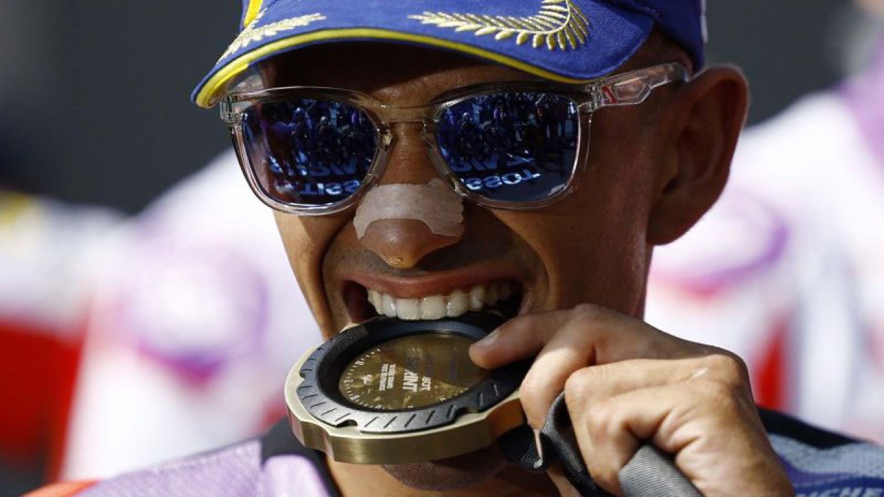 Pembalap Prima Pramac Racing Jorge Martin merayakan kemenangan sprint race MotoGP Prancis di Bugatti Circuit, Le Mans, Pracis (13/5/2023). ​​​​​​​Jorge Martin​​​​​​​ berhasil menjadi juara pertama diikuti pembalap Red Bull KTM Factory Racing Brad Binder​​​​​​​ dan pembalap Ducati Lenovo Team Francesco Bagnaia. ANTARA FOTO/REUTERS/Stephane Mahe/aww.​​​​​​​​​​​​​​