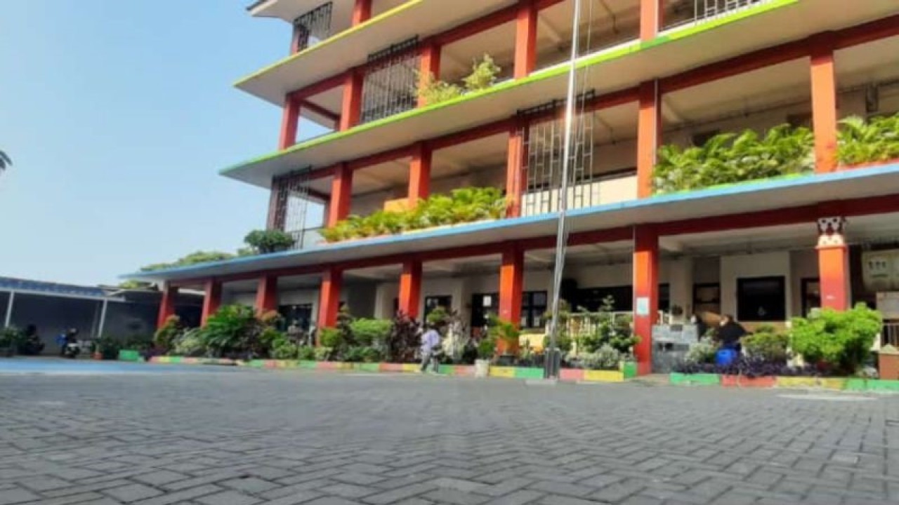 Penampakan sekolah yang menjadi tempat kejadian perkara (TKP) anak kelas 6 lompat dari lantai 4 di kawasan Pesanggrahan, Jakarta Selatan, Rabu (27/9/2023). ANTARA/Luthfia Miranda Putri