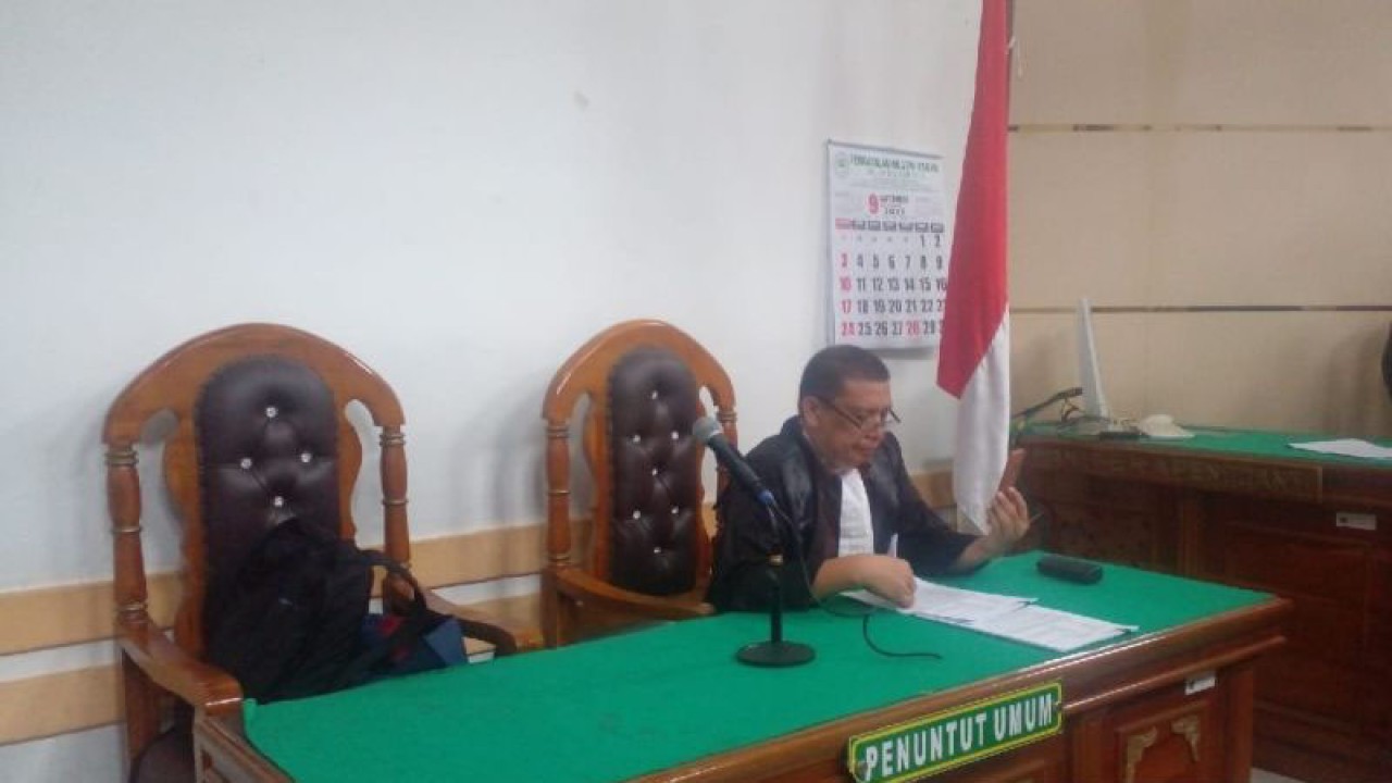 JPU Kejati Sumut Randi H Tambunan membacakan nota tuntutan di Pengadilan Negeri Medan, Sumatera Utara, Senin (11/9/2023). (ANTARA/M Sahbainy Nasution)
