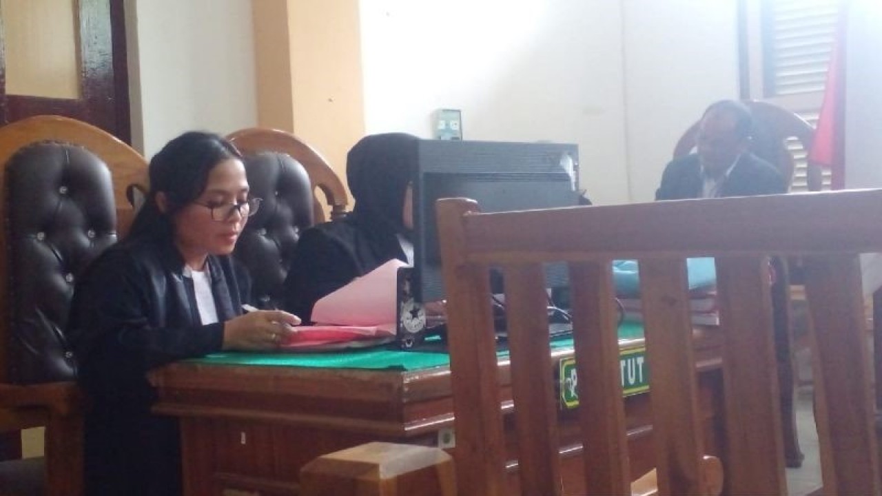 JPU Roceberry Christanthy Damanik (kiri) membacakan nota tuntutan di Pengadilan Negeri Medan, Sumatera Utara, Senin (25/9/2023). (ANTARA/M Sahbainy Nasution)