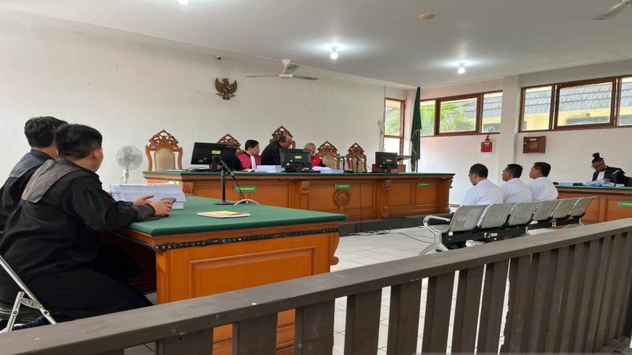 Pembacaaan tuntutan oleh JPU Kejari Kabupaten Sukabumi terhadap tiga terdakwa yang merupakan mantan penjabat Dinkes Kabupaten Sukabumi terkait kasus SPK fiktif tahun anggara 2016 yang digelar di Pengadilan Tipikor Jabar, Bandung pada Rabu, (6/9). Antara/Aditya Rohman