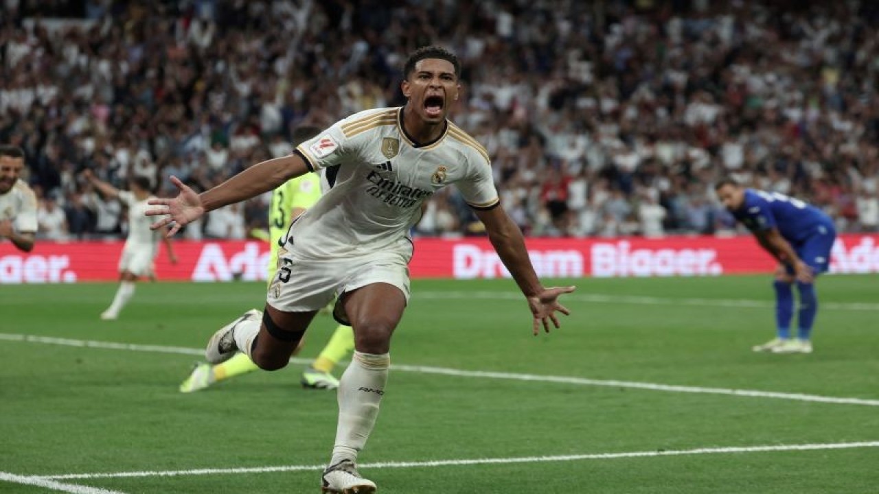 Gelandnag Real Madrid Jude Bellingham merayakan gol yang dicetaknya ke gawang Getafe, pada pertandingan Liga Inggris yang dimainkan di Stadion Santiago Bernabeu, Madrid, Sabtu (2/9/2023). (ANTARA/AFP/THOMAS COEX)