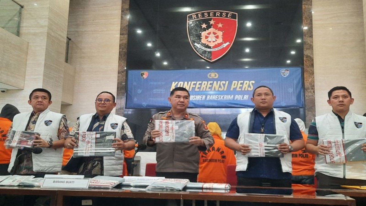Direktorat Tindak Pidana Siber merilis pengungkapan kasus judi daring dengan menangkap 11 tersangka di wilayah Bali, Jumat (8/9/2023). (ANTARA/Laily Rahmawaty)