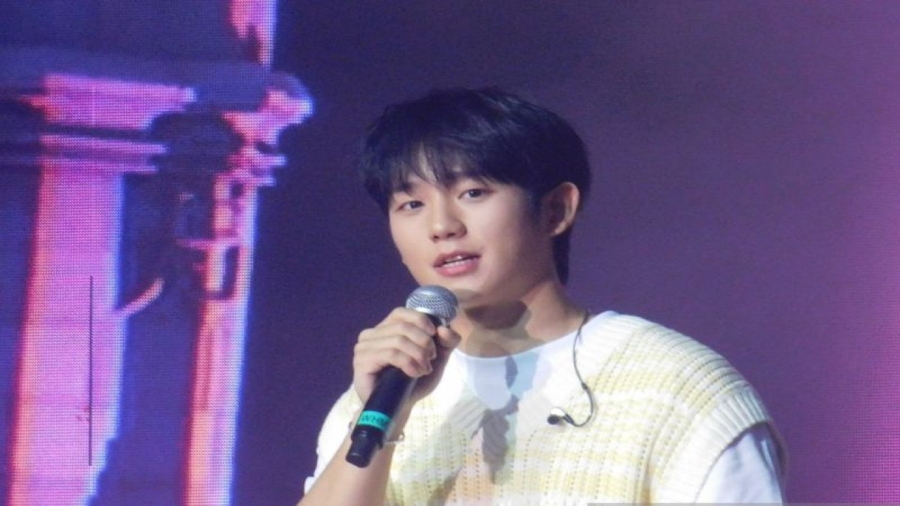 Aktor Korea Selatan Jung Hae-in saat menjumpai para penggemarnya di Indonesia untuk pertama kali, melalui acara bertema "2023 JUNG HAE IN FANMEETING IN JAKARTA 'THE 10TH SEASON'" di Jakarta, Sabtu (16/9/2023). (ANTARA/Lia Wanadriani Santosa)