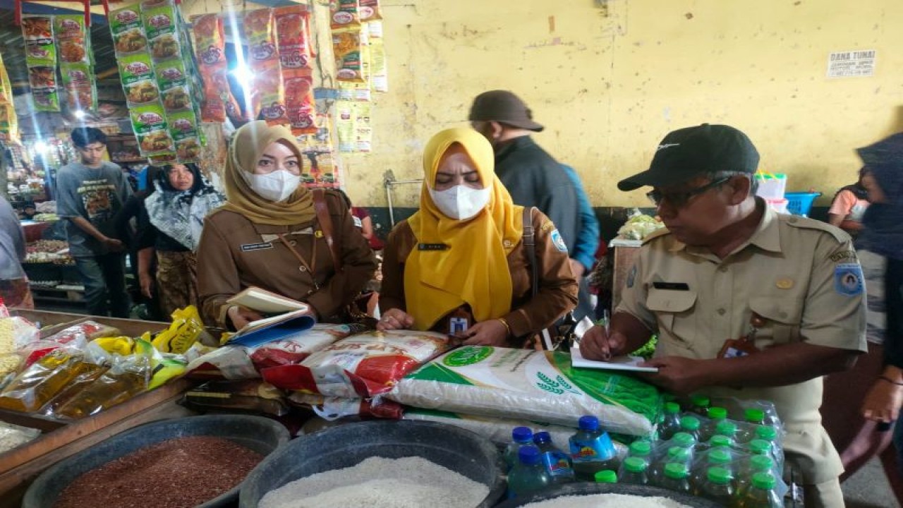 Kepala Bidang (Kabid) Pengendalian Bahan Pokok dan Penting (Bapokting) Dinas Perdagangan (Disdag) Kota Mataram Sri Wahyunida (jilbab kuning) saat melakukan pemantauan beras di Pasar Kebon Roek Kota Mataram, Provinsi Nusa Tenggara Barat. (ANTARA/HO-Kepala Pasar)