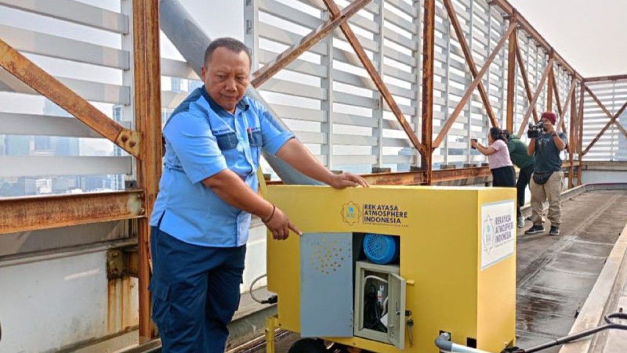 Generator kabut air (water mist generator) dipasang di atap gedung Balai Kota DKI, Jakarta Pusat, Jumat (1/9/2023). ANTARA/Siti Nurhaliza/aa.