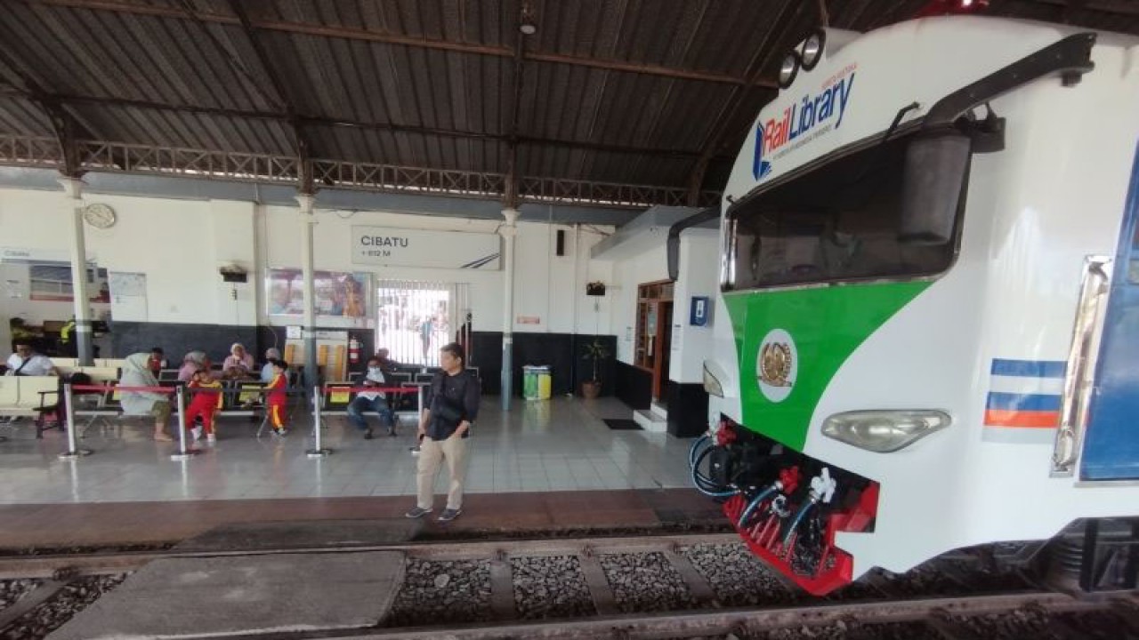 Sejumlah penumpang di Stasiun Kereta Api Cibatu, Kabupaten Garut, Jawa Barat, Senin (18/9/2023). (ANTARA/Feri Purnama)