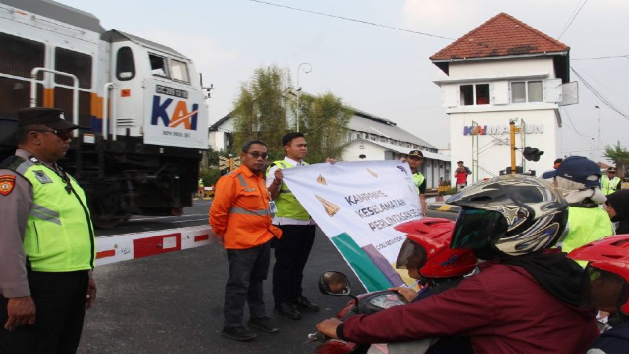 Manajer Humas PT KAI Daop 7 Madiun Supriyanto bersama jajaran dan komunutas pecinta KA melakukan sosialiasi keselamatan di perlintasan sebidang Nomor 138 di Stasiun Madiun, Sabtu (16/9/2023). ANTARA/HO-Humas Daop 7 Madiun