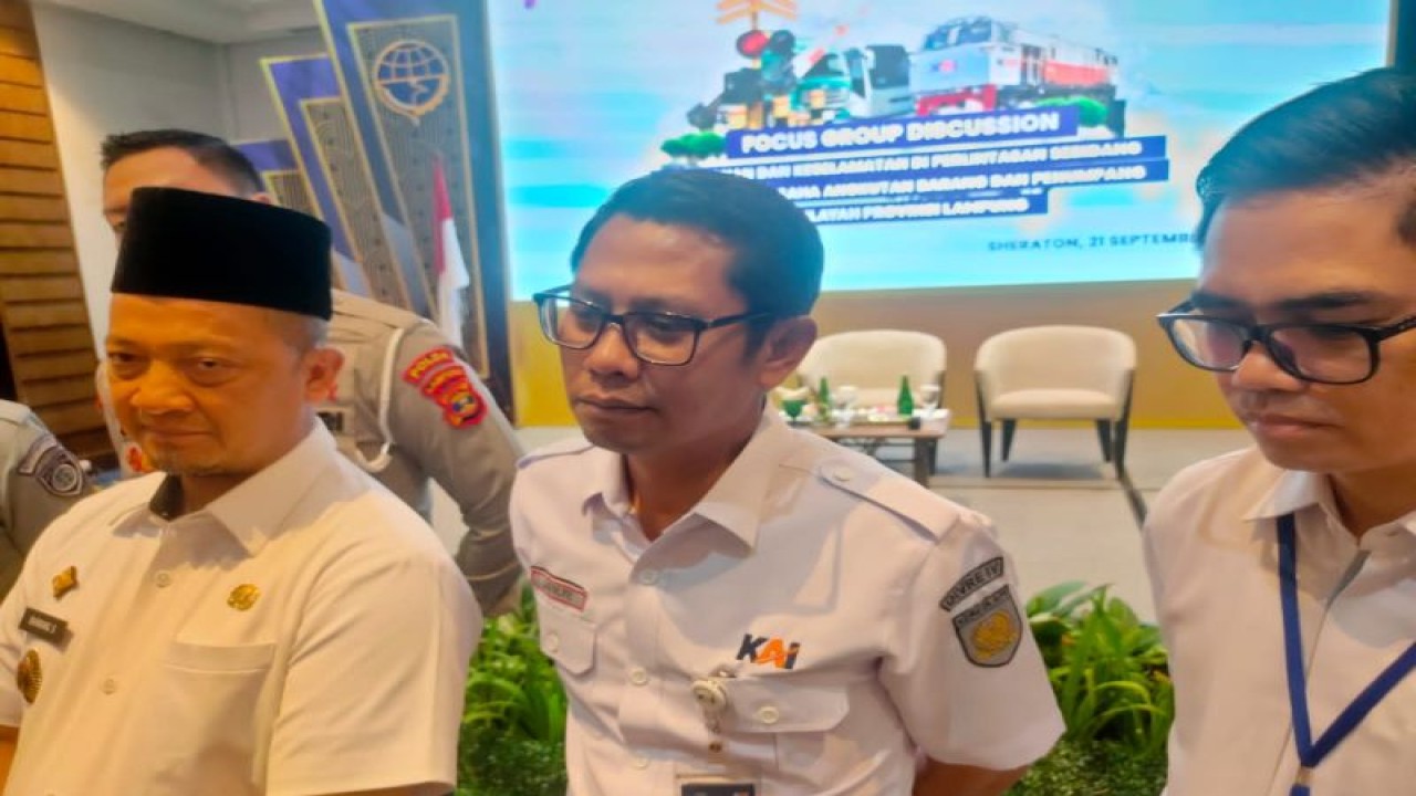 Executive Vice President KAI Divre IV Tanjungkarang Januri (tengah) dan Kepala Dishub Lampung Bambang Sumbogo di Kota Bandarlampung, Lampung, Kamis, (21/9/2023). (ANTARA/Dian Hadiyatna)